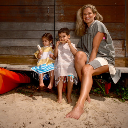 Adult Hooded Beach Towel in Black and White – Quick-Dry Swim Poncho for Swimming & Surfing