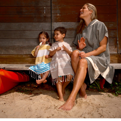 Adult Hooded Beach Towel in Black and White – Quick-Dry Swim Poncho for Swimming & Surfing